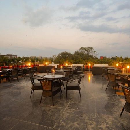 Hotel Jullundur 18 Chandigarh Bagian luar foto