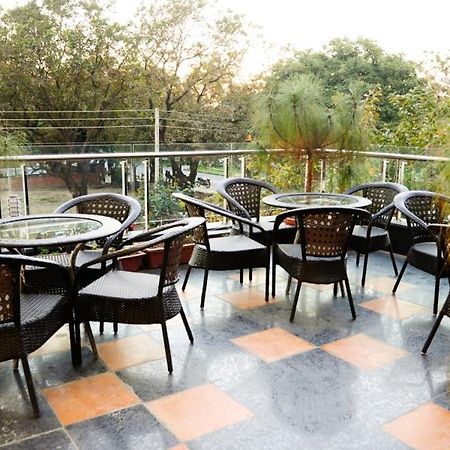 Hotel Jullundur 18 Chandigarh Bagian luar foto
