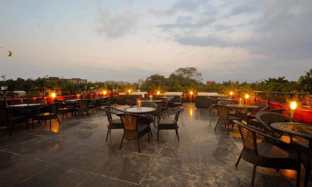 Hotel Jullundur 18 Chandigarh Bagian luar foto