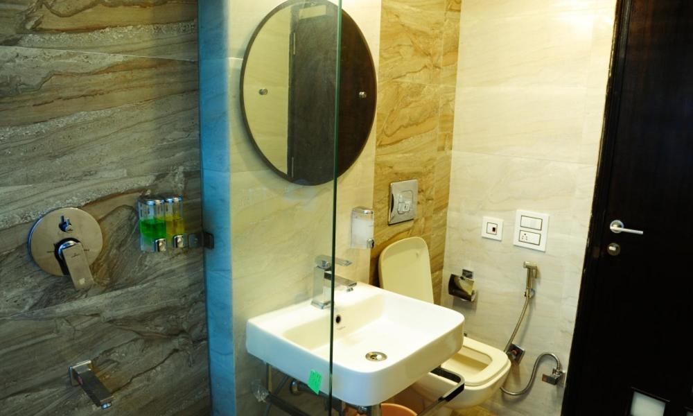 Hotel Jullundur 18 Chandigarh Bagian luar foto