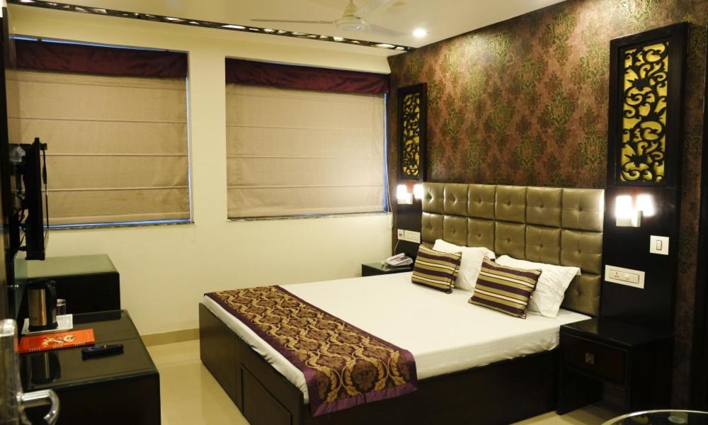 Hotel Jullundur 18 Chandigarh Bagian luar foto
