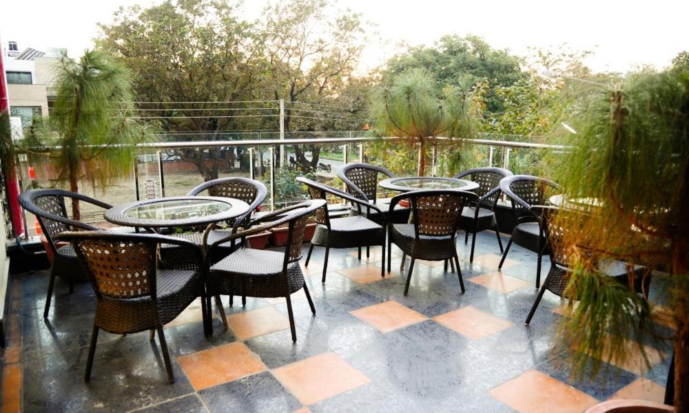 Hotel Jullundur 18 Chandigarh Bagian luar foto