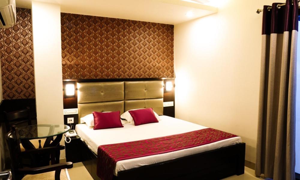 Hotel Jullundur 18 Chandigarh Bagian luar foto
